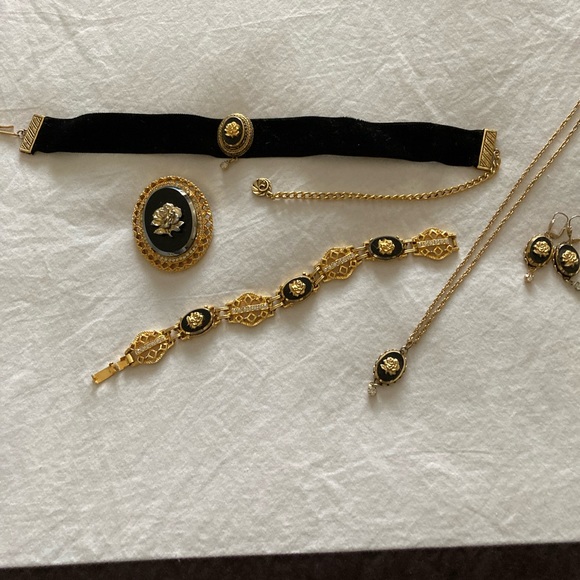 Vintage Black & Gold Rose Celebrity Jewelry - Picture 9 of 9